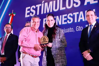 entregan-estimulos-al-personal
