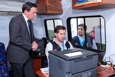 Jorge Lona, secretario de Gobierno, supervisa el m&oacute;dulo de atenci&oacute;n del Registro Civil en la Feria de Le&oacute;n