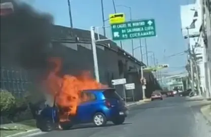 Imagen de un veh&iacute;culo incendiado este domingo en la zona urbana de Le&oacute;n, a ra&iacute;z de la detenci&oacute;n de El Mencho en Jalisco