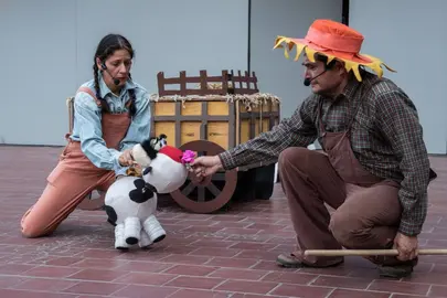 Escena de la pieza infantil La vaca que se cre&iacute;a mariposa, dirigida por Lorena Kasper.