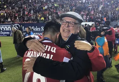 Don Federico Madrigal festejando a su hijo Fernando, despu&eacute;s de un partido.