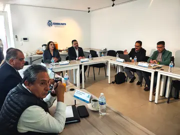 El secretario de Obra P&uacute;blica, Juan Pablo P&eacute;rez Beltr&aacute;n, preside la sesi&oacute;n ordinaria de la Unidad Estatal de Costos, donde el Gobierno del Estado aprob&oacute; el Tabulador de Referencia 2026 para garantizar obras de calidad en Guanajuato.
