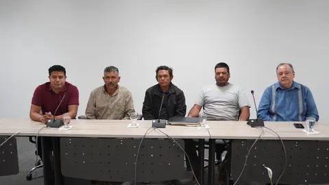 El diputado David Mart&iacute;nez y representantes de "Las Ladrilleras del Refugio" durante la exposici&oacute;n de los diagn&oacute;sticos m&eacute;dicos que afectan a la comunidad leonesa.