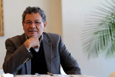 &Eacute;lmer Mendoza, ganador del premio Jorge Ibarg&uuml;engoitia.