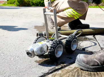 TECNOLOG&Iacute;A. C&aacute;maras de inspecci&oacute;n robotizadas son introducidas en las tuber&iacute;as de la ciudad para identificar tramos que requieren rehabilitaci&oacute;n.