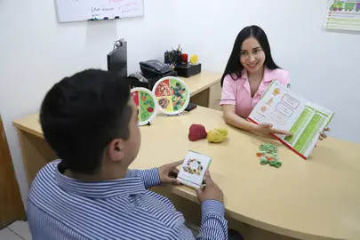 PREVENCI&Oacute;N. Personal m&eacute;dico en Le&oacute;n orienta a la poblaci&oacute;n sobre h&aacute;bitos alimenticios para evitar complicaciones por enfermedades cr&oacute;nico-degenerativas.