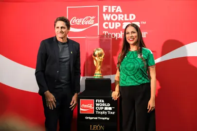 ENCUENTRO MUNDIALISTA. La gobernadora Libia Dennise Garc&iacute;a y el exfutbolista brasile&ntilde;o Edm&iacute;lson, campe&oacute;n en Corea-Jap&oacute;n 2002, encabezaron la exhibici&oacute;n del trofeo original de la FIFA en el Poliforum Le&oacute;n.