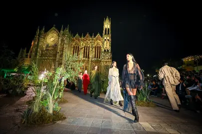 MODA Y TRADICI&Oacute;N. El Templo Expiatorio de Le&oacute;n fue escenario de la pasarela SAPICA 450, donde se exhibieron propuestas de dise&ntilde;o contempor&aacute;neo en calzado y marroquiner&iacute;a de creadores locales e internacionales.