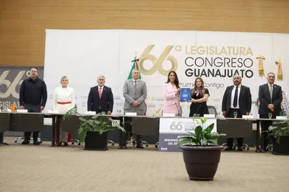 La gobernadora Libia Dennise Garc&iacute;a Mu&ntilde;oz Ledo hace entrega de los archivos del Segundo Informe de Gobierno a la presidenta del Congreso, Martha Edith Moreno Valencia, acompa&ntilde;ada por integrantes de la 66 Legislatura en el recinto oficial.