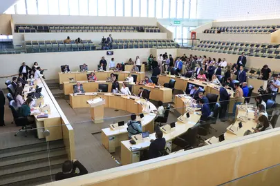 Integrantes de la 66 Legislatura durante el minuto de silencio en memoria del periodista Jos&eacute; Manuel Carrillo Mart&iacute;nez al inicio de la sesi&oacute;n ordinaria en Guanajuato.