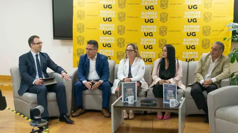 Especialistas de la Universidad de Guanajuato y del sector salud durante el sexto foro &ldquo;Voces de la Ciencia&rdquo;, donde se abordaron innovaciones en diagn&oacute;stico molecular e inteligencia artificial para el combate al c&aacute;ncer.