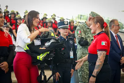 La presidenta municipal, Alejandra Guti&eacute;rrez, encabez&oacute; la entrega de chalecos ergon&oacute;micos y trajes estructurales para personal de Seguridad P&uacute;blica y Bomberos; el nuevo equipo t&aacute;ctico para mujeres busca optimizar el desempe&ntilde;o en campo y reducir el desgaste f&iacute;sico derivado del uso de equipo gen&eacute;rico.