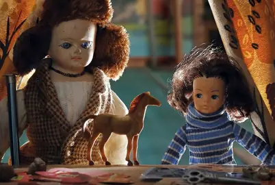 Un par de mu&ntilde;ecas detectives, un curioso gabinete de juguetes y antig&uuml;edades y un misterio por resolver son los ingredientes de la pel&iacute;cula La trampa de los ponis.