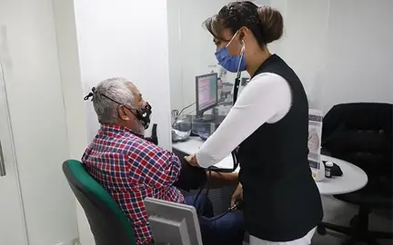 Especialistas recomiendan revisiones peri&oacute;dicas de glucosa y presi&oacute;n arterial para detectar anomal&iacute;as en la funci&oacute;n renal.