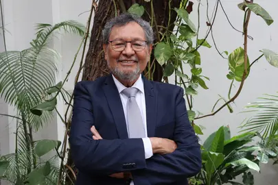 El escritor &Eacute;lmer Mendoza recibir&aacute; el premio Jorge Ibarg&uuml;engoitia, m&aacute;ximo galard&oacute;n literario de la instituci&oacute;n.