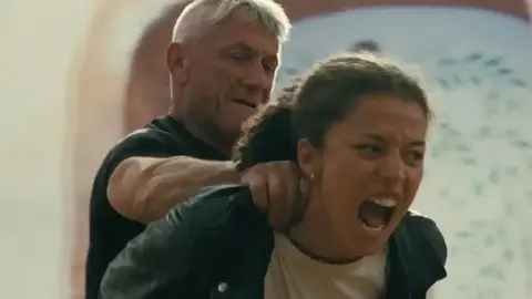 Una batalla tras otra, fotograma de la pel&iacute;cula