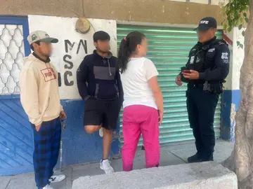 Personal de seguridad atiende a la v&iacute;ctima tras el reporte de una extorsi&oacute;n telef&oacute;nica.