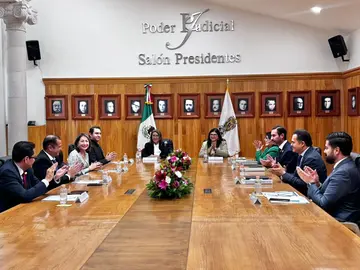 La titular de la PEPNNA, Mar&iacute;a Teresa Palomino, y la magistrada presidenta Alma Delia Camacho durante la firma del convenio en el Supremo Tribunal de Justicia.
