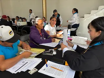 Personal del IMUVI recauda documentaci&oacute;n de los habitantes de Valle de los Milagros II para formalizar la entrega de escrituras de 154 lotes.