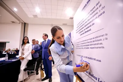 La gobernadora Libia Dennise Garc&iacute;a y el secretario Jorge Daniel Jim&eacute;nez Lona firmaron la iniciativa de reforma laboral ante representantes sindicales
