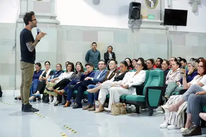 Autoridades del Sistema DIF del Estado de Guanajuato y especialistas durante la conferencia sobre educaci&oacute;n digital.