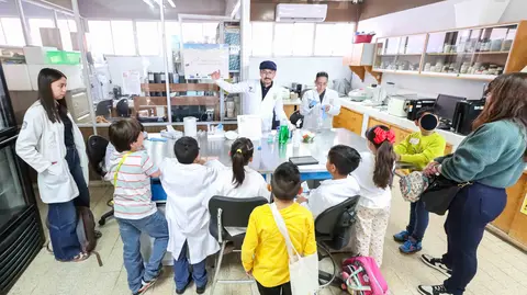 Estudiantes de la Universidad de Guanajuato interact&uacute;an con ni&ntilde;as y ni&ntilde;os durante el taller &ldquo;Hospital de ositos&rdquo;.