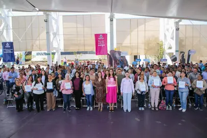 La gobernadora Libia Dennise Garc&iacute;a Mu&ntilde;oz Ledo, acompa&ntilde;ada por integrantes de su gabinete, realiz&oacute; la entrega simb&oacute;lica de maquinaria a emprendedoras que transforman la econom&iacute;a de sus comunidades.