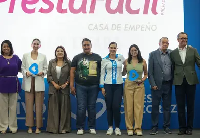 La alcaldesa Alejandra Guti&eacute;rrez encabeza la entrega de reconocimientos a representantes de empresas locales por sus aportaciones en especie y econ&oacute;micas.