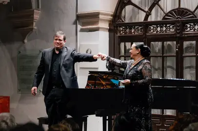 La cantante cortazarense Ana Caridad Acosta recibi&oacute; un reconocimiento por cuatro d&eacute;cadas de carrera profesional. La acompa&ntilde;&oacute; el pianista Santiago Pi&ntilde;eir&uacute;a.
