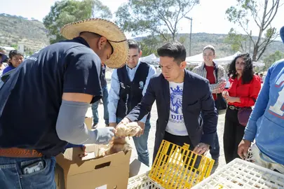 Juan Carlos Montesinos Carranza y Jos&eacute; Alfonso Borja Pimentel, directivos del Sistema DIF Estatal, encabezan la entrega de apoyos para la autosuficiencia alimentaria en beneficio de familias de la regi&oacute;n.