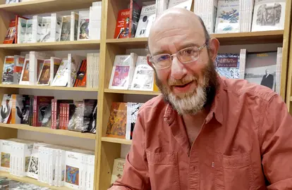 El escritor Eduardo Antonio Parra presenta este s&aacute;bado 21 de marzo su libro Nostalgia de la sombra a las 13:00 horas, y posteriormente participa en la mesa "Tramas de la violencia" a las 16:00 horas, como parte del Encuentro de Literatura y Crimen de la FILUG.