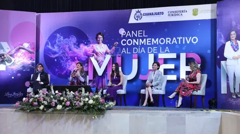 Claudia Susana G&oacute;mez L&oacute;pez, Ana Margarita R&iacute;os Farjat, Lilia M&oacute;nica L&oacute;pez Ben&iacute;tez y Paola Patricia Ugalde Almada participaron en el panel sobre retos de las mujeres en el poder, realizado en el edificio central de la Universidad de Guanajuato.