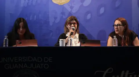 Presentan en la FILUG el libro 'Econom&iacute;a en morado' de Claudia Susana G&oacute;mez L&oacute;pez, Mar&iacute;a Isabel Osorio Caballero y Lorena Rodr&iacute;guez Le&oacute;n