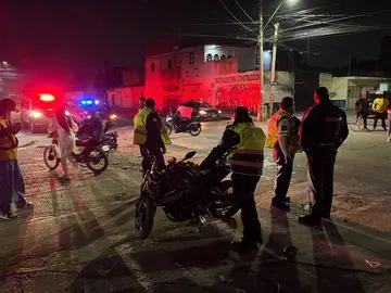 Elementos de la Polic&iacute;a Municipal y Vial mantienen los operativos de revisi&oacute;n y patrullaje en los principales bulevares de Le&oacute;n, tras un cierre de semana con m&aacute;s de 300 puestas a disposici&oacute;n ante el Ministerio P&uacute;blico y Jueces C&iacute;vicos.