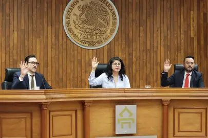 ntegrantes del Pleno del Tribunal Estatal Electoral de Guanajuato (TEEG), encabezados por la Magistrada Presidenta Yari Zapata L&oacute;pez (centro), sesionan para resolver juicios relacionados con un procedimiento especial sancionador.