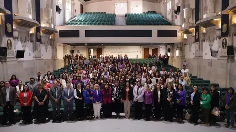 Autoridades universitarias y l&iacute;deres sindicales durante la inauguraci&oacute;n del primer Congreso Internacional de Mujeres Sindicalistas en la ciudad de Guanajuato.