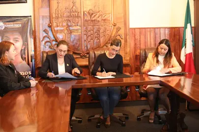 Representantes del IECA y del Ayuntamiento de Jer&eacute;cuaro durante la firma del convenio que busca fortalecer el perfil laboral de los habitantes del municipio.