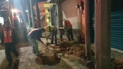 Personal t&eacute;cnico trabaja en horario nocturno sobre la banqueta de la avenida Miguel Alem&aacute;n para agilizar la sustituci&oacute;n de tuber&iacute;a vieja.
