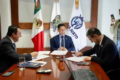 Representantes de UVEG y DIF Estatal durante la firma del convenio que busca descentralizar la capacitaci&oacute;n t&eacute;cnica en los municipios.
