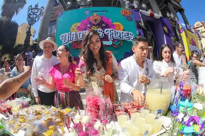 Puestos de flores, cascarones decorados y artesan&iacute;as llenan las calles de la ciudad como parte del homenaje a la Virgen de los Dolores, patrona de los mineros guanajuatenses.