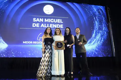 La secretaria de Turismo e Identidad, Mar&iacute;a Guadalupe Robles Le&oacute;n, recibi&oacute; el galard&oacute;n que acredita a Guanajuato como la mejor zona de vi&ntilde;edos en los Food and Travel M&eacute;xico Reader Awards.