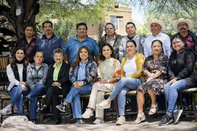 Integrantes del Consejo Estatal Ind&iacute;gena y autoridades de la Secretar&iacute;a de Derechos Humanos durante la validaci&oacute;n de los nuevos lineamientos de registro en Dolores Hidalgo.