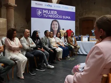 Emprendedoras de los sectores comercio y servicios recibieron maquinaria para fortalecer la operatividad de sus negocios locales.