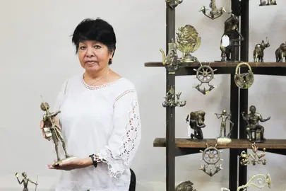 El Festival Artesanal de Primavera re&uacute;ne a 35 empresas locales en la Plaza de la Paz, ofreciendo piezas &uacute;nicas de alfarer&iacute;a, metalister&iacute;a y textil.