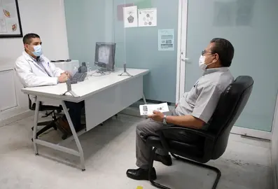 Un derechohabiente recibe orientaci&oacute;n m&eacute;dica sobre las pruebas de tamizaje en una Unidad de Medicina Familiar.