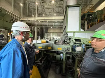 Personal de Samtech guiando a la delegaci&oacute;n guanajuatense en un recorrido por sus l&iacute;neas de producci&oacute;n, destacando la importancia de la colaboraci&oacute;n binacional.