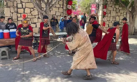 El Viacrucis en esta congregaci&oacute;n ind&iacute;gena se realiza mediante el esfuerzo colectivo de ni&ntilde;os, j&oacute;venes y adultos.