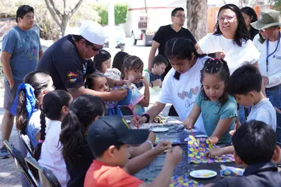 Ni&ntilde;as y ni&ntilde;os de Le&oacute;n participan en los talleres recreativos realizados en parques p&uacute;blicos con motivo de las celebraciones de Pascua.