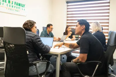 A trav&eacute;s de mesas de negocios, se busca la diversificaci&oacute;n de sectores econ&oacute;micos y la generaci&oacute;n de empleos en la entidad.