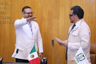Eusebio Rosales Partida, nuevo titular del IMSS en Guanajuato, durante la toma de protesta tras resultar electo en el concurso de oposici&oacute;n institucional.